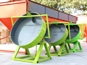 How does the disc granulator production line produce cow dung organic fertilizer?