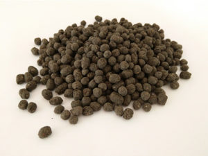 What kind of nutrition can organic fertilizer provide to crops?